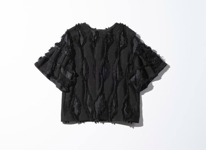 波打つようなジャカードが1枚映えするブラウス。デニムなどと合わせても。ブラウス¥39,000