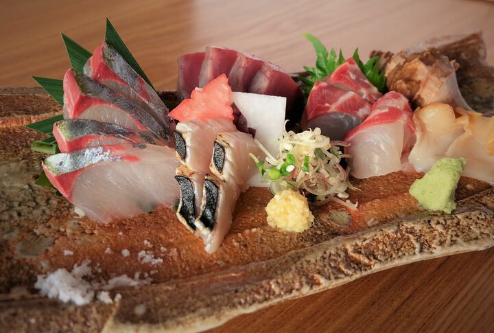 サービスで5点盛りにしてくれる新鮮なお刺身