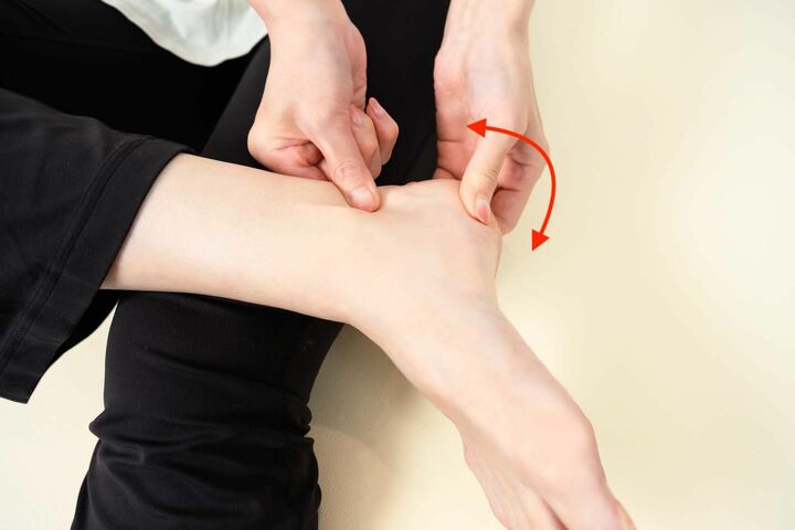 左手の5本指でかかとをつかみ、上下に揺らす