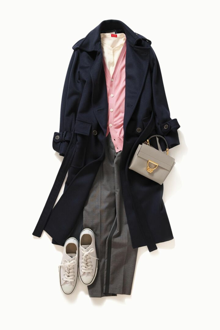 ゴールドのメタルパーツが効いたバッグでエレガンスを高めて。