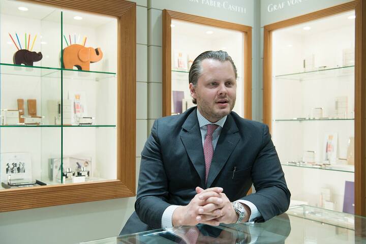 ファーバーカステルの現当主、9代目チャールズ・フォン・ファーバーカステル伯爵