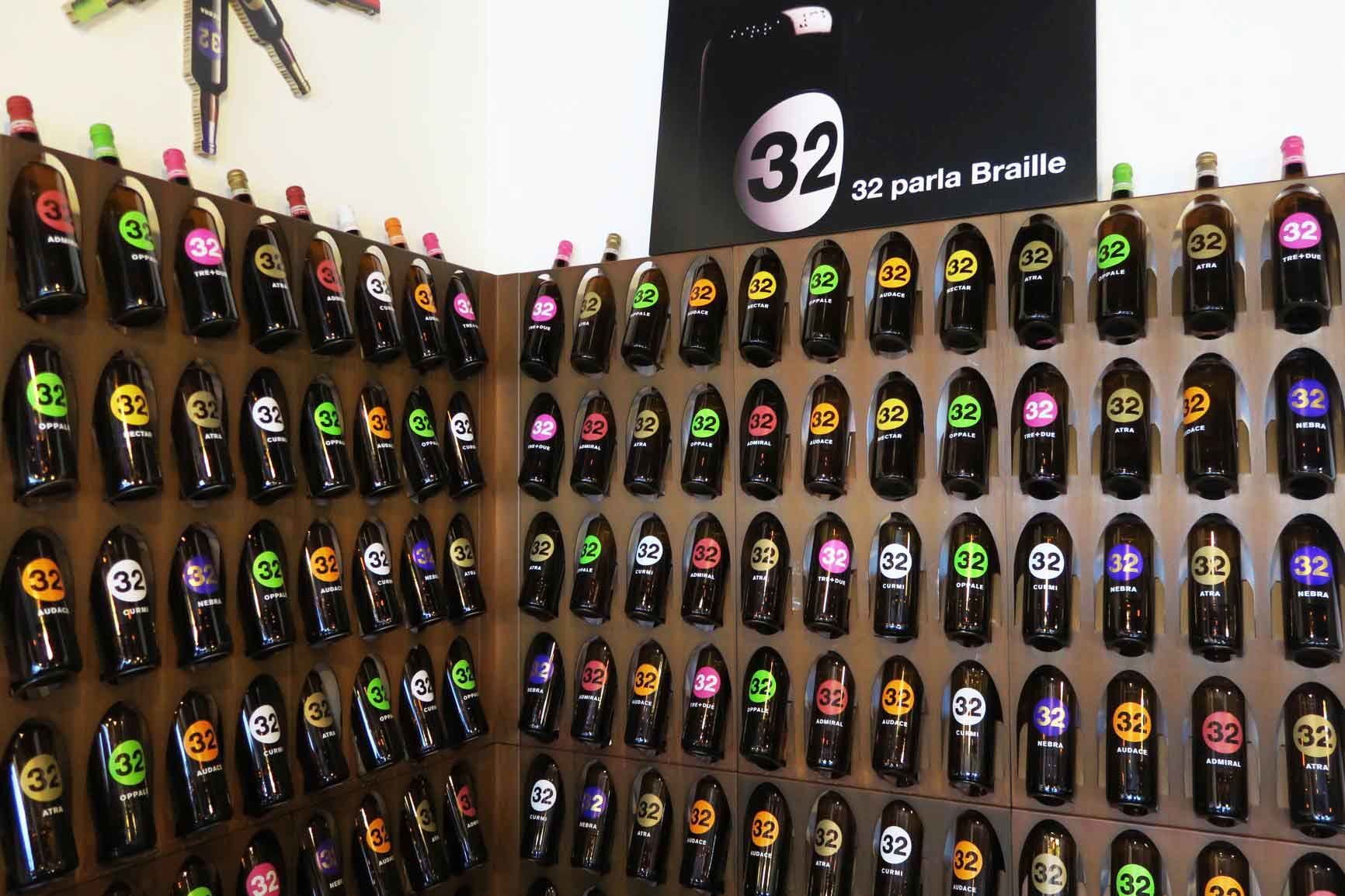 現行8種類のビールを生産し、「32」をデザインしたボードゲームやキーホルダーなどコレクター垂涎のレアイアイテムもある