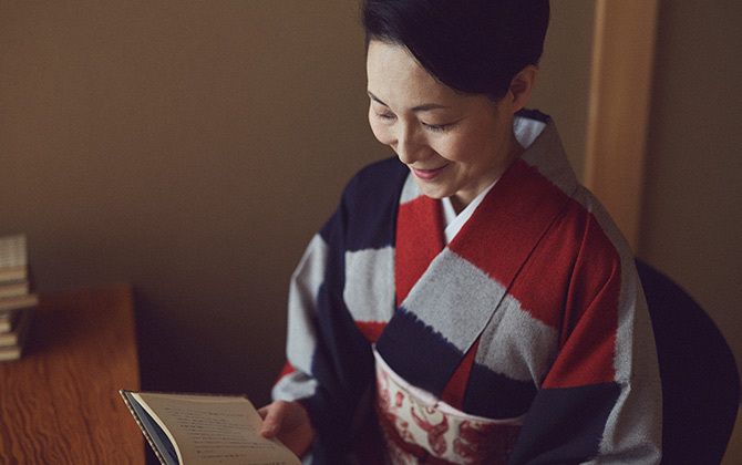 ご自宅で本を読む作家・青木奈緖さん