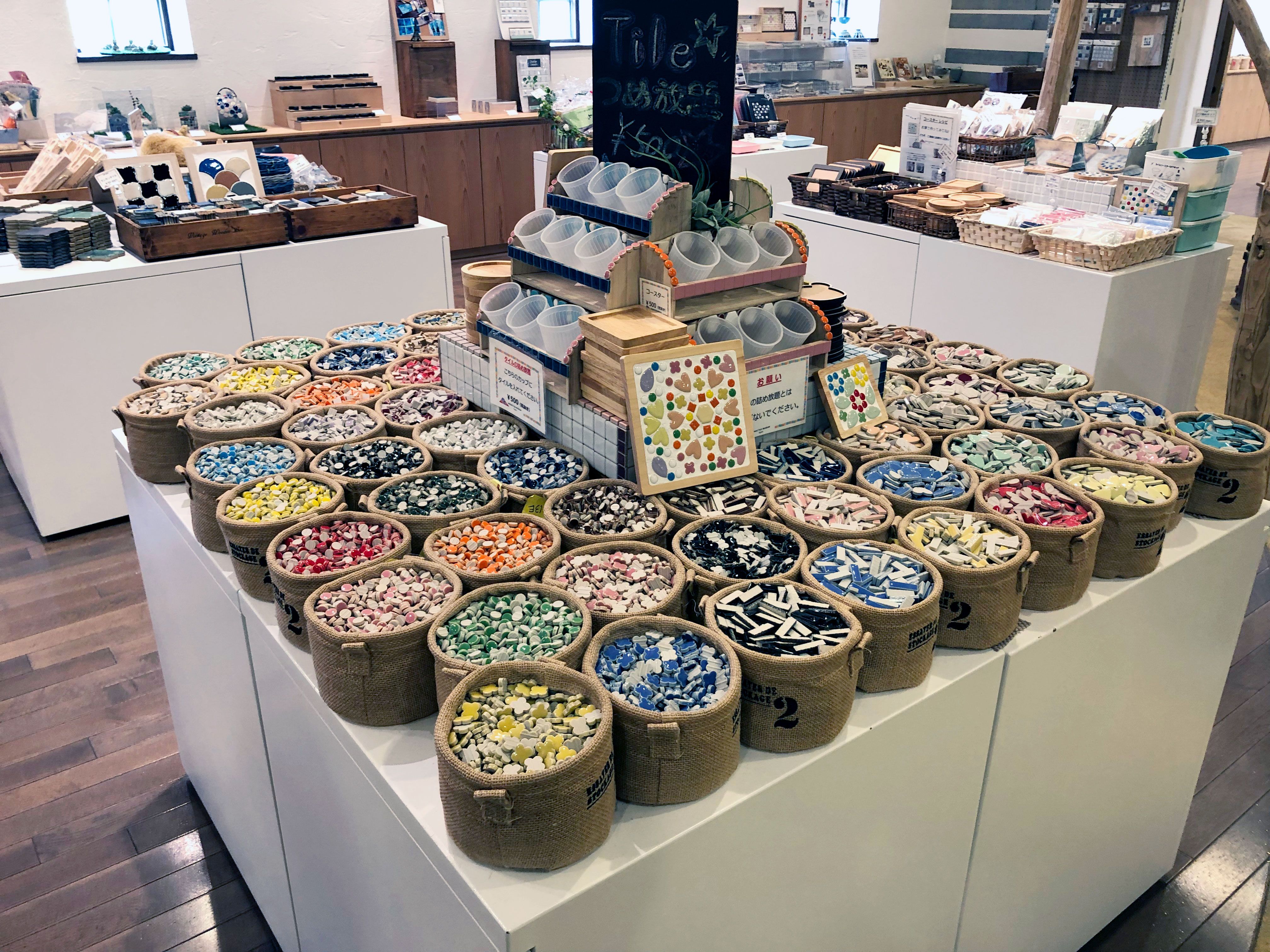 何に使おうか迷ってしまいそうな、タイルばら売りコーナー