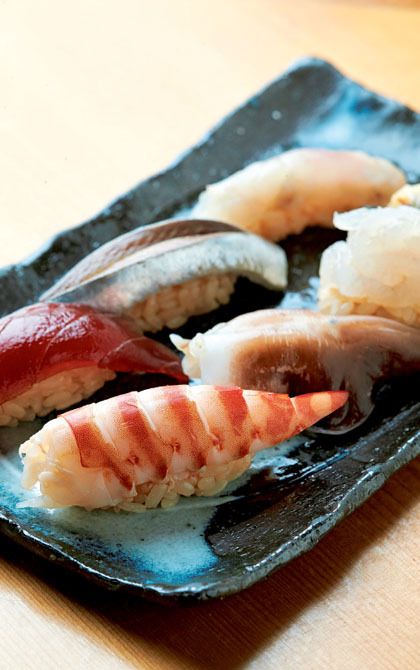 田島さんも好きだというトリガイ、塩水に浸してくさみを除いた塩じめイワシ、さっとゆで、甘みを引き出した大分産車エビ、富山産白エビの昆布じめなど。