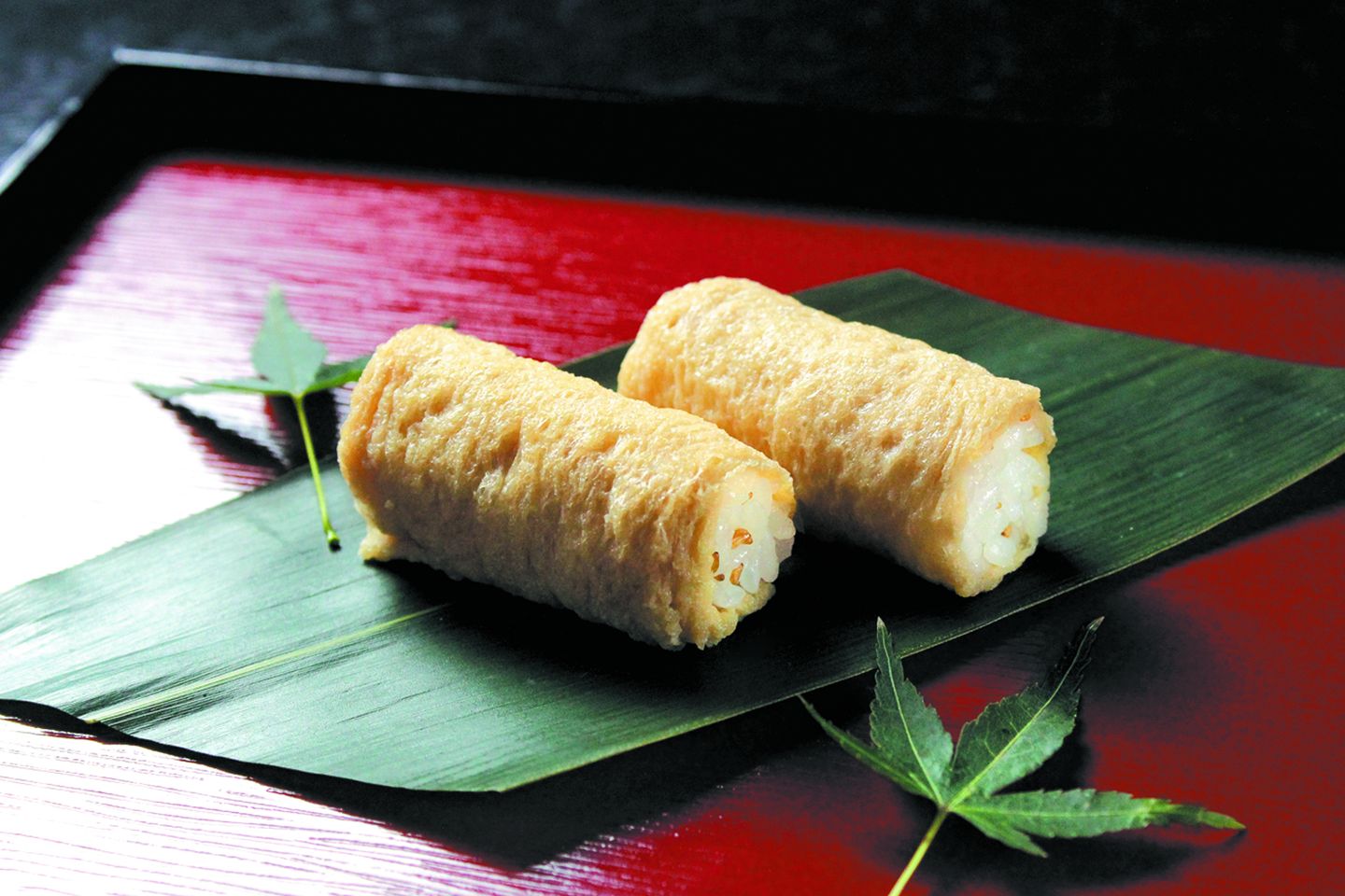 酢飯を揚げで巻くスタイルは上品な印象