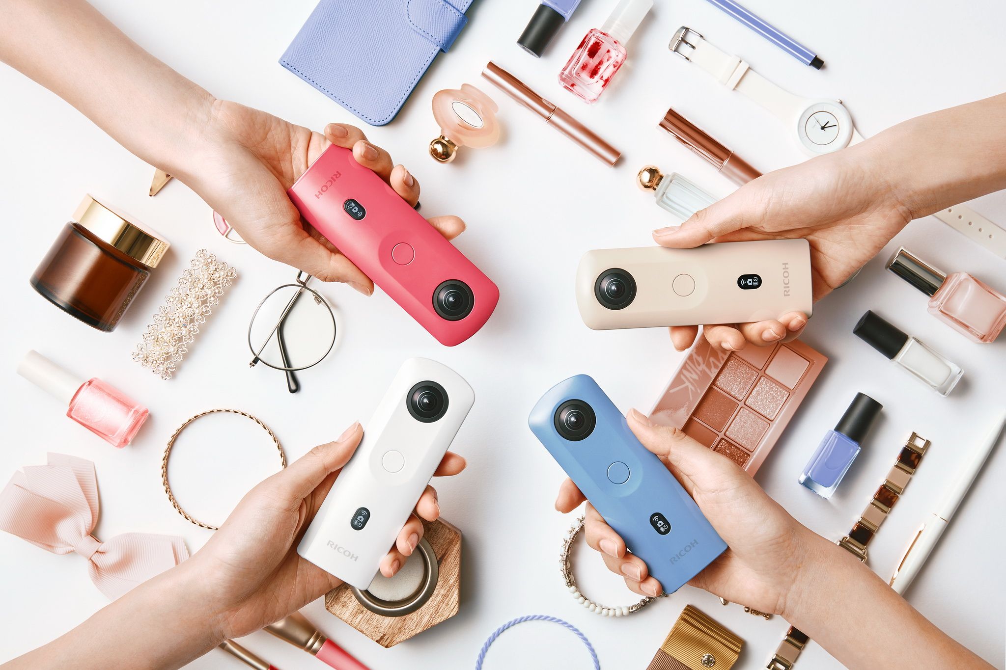 シンプルな操作性とカラフルなネイルカラーで、女性にも人気の高い「RICOH THETA SC2」。