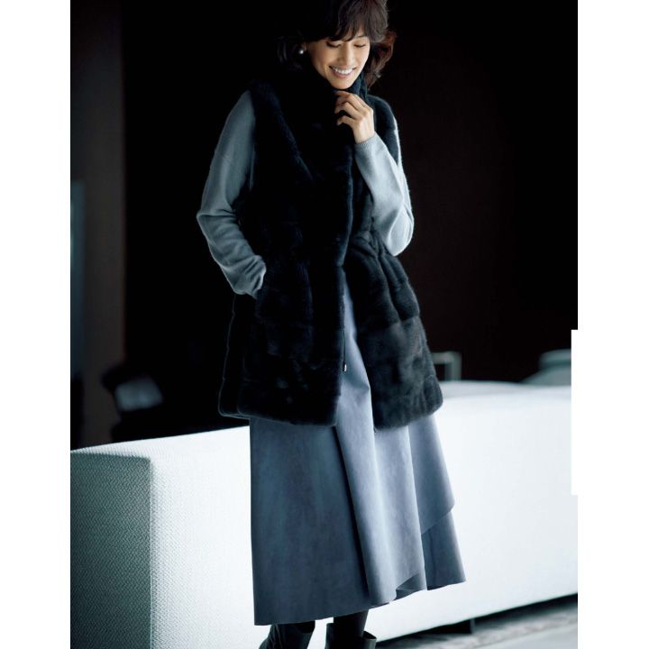 ジレ(CHIE IMAI)、ニット(三喜商事〈アリュード〉)、スカート・ブーツ(プレインピープル丸の内)、ピアス(アルテミス・ジョイエリ〈アルテミス・ジョイエリ〉) 撮影/熊澤 透 BY:『Precious12月号』小学館、2018年