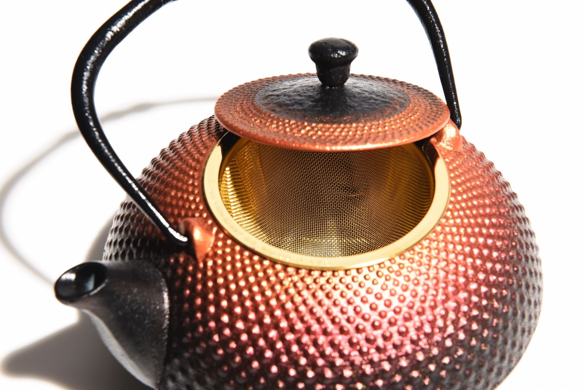 蓋を開けたときの全体とのコントラストにもこだわった茶こしは、金メッキを施したステンレス製。