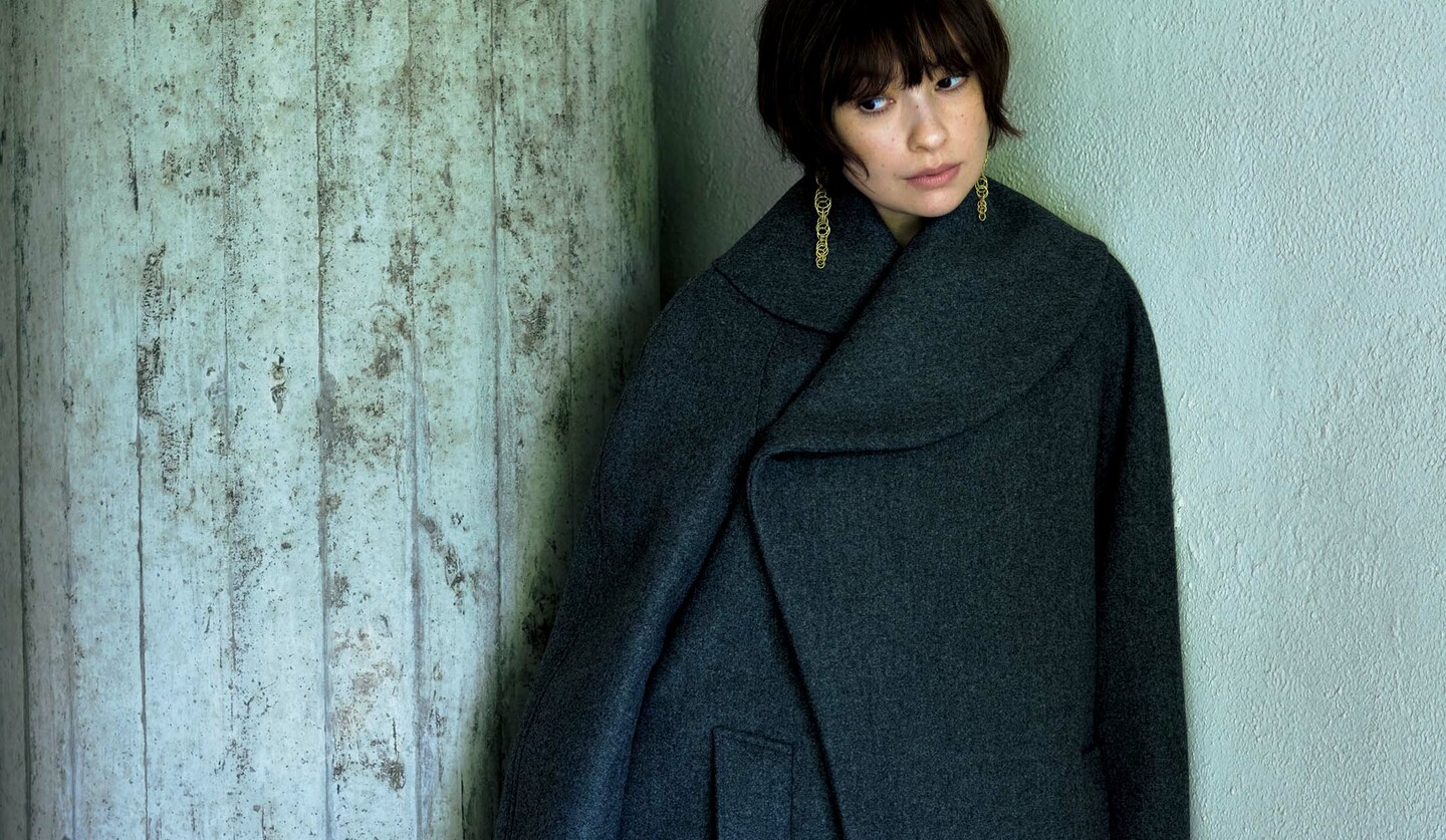 「ジル サンダー」のコートを着用したモデルの太田莉菜さん