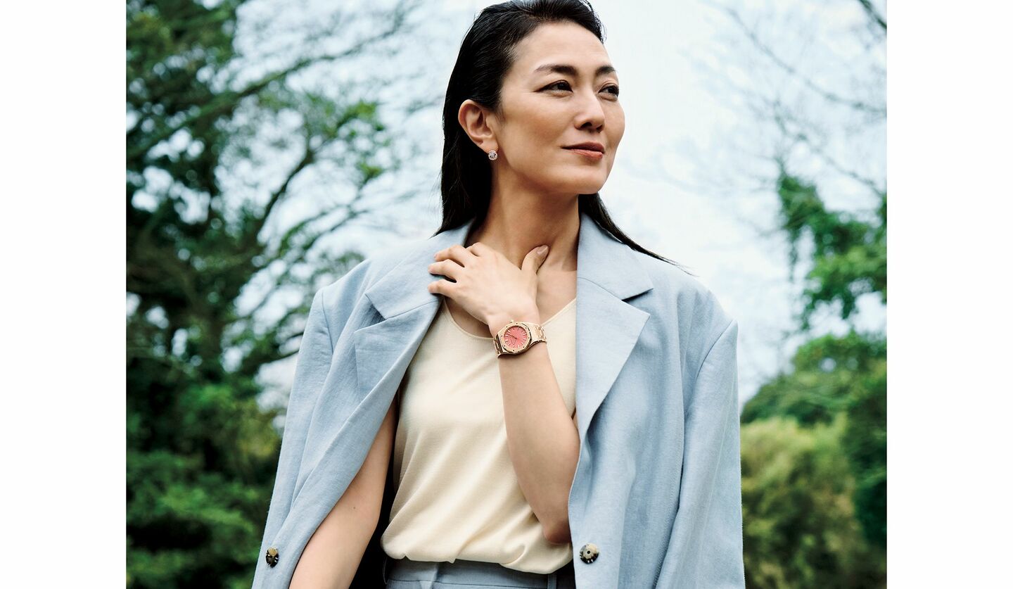 ブルーのセットアップと「オーデマ ピゲ」の時計を着用した板谷由夏さん