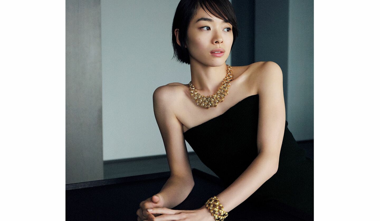 「ティファニー」のハイジュエリーを纏った俳優の松井遥南さん