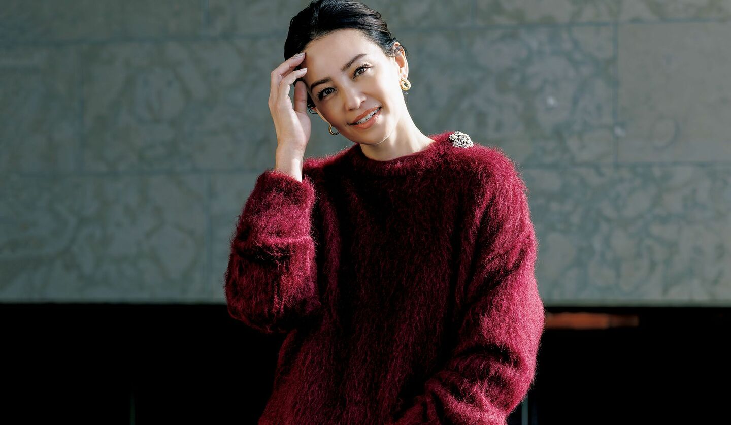 「ヌメロ ヴェントゥーノ」のニットとワンピースを着用したモデル