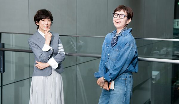 ドラマ『人事の人見』出演・鈴木保奈美さん＆スタイリスト犬走比佐乃さんが語る「衣装のウラバナシ」【前編】