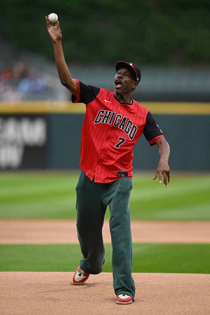 2025年7月25日、シカゴのレイト・フィールドで行われたシカゴ・カブス対シカゴ・ホワイトソックス戦の始球式。