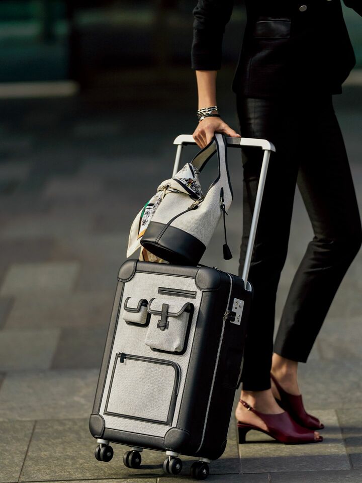 キャリーバッグ『R.M.S Ⅱ キャビン カーゴ』￥3,410,000・バッグ『プティ・ベル・イル』￥767,800・スカーフ￥73,700・ジャケット￥759,000・パンツ￥467,500・ブレスレット／手首側から￥121,000／参考色・￥152,900・￥152,900・靴￥279,400（エルメスジャポン）