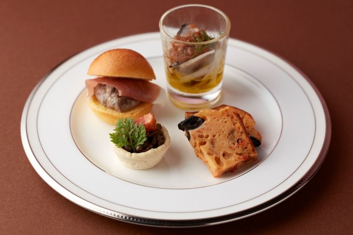 左上から反時計回りに/茸のデュクセルと生ハムのミニバーガー、豚バラとレンズマメのタルト、ドライトマトとオリーブのケーキサレ、鰹と玉葱のマリネ エシャロットソース