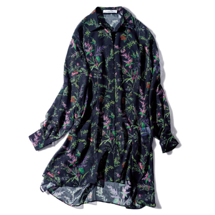 黒ベースに、オレンジやパープル、グリーンの植物柄があしらわれた一枚。透けるシルク素材も、優雅に映る秘密。ブラウス￥280,000（クリスチャン ディオール〈ディオール〉）　[Precious2019年2月号72ページ] 