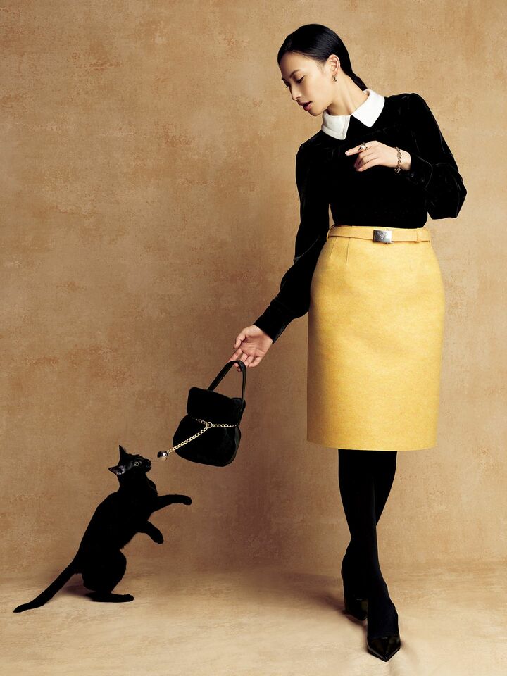プラダのウエアを着用したモデルの大政 絢さんと猫