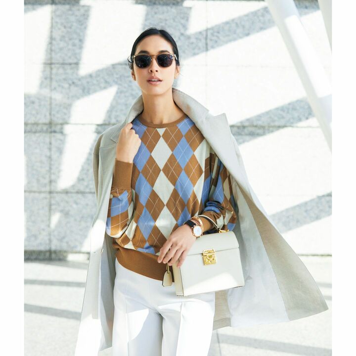 ニット￥110,000（ブラミンク）、ジャケット￥65,000（グルッポタナカ〈リビアナ コンティ〉）、パンツ￥149,000（コロネット〈ミラ・ショーン〉）、サングラス￥42,000（ケリング アイウエア ジャパン〈サンローラン バイ アンソニー・ヴァカレロ〉）、時計￥1,452,000・バングル￥645,000（ヴァン クリーフ＆アーペル）、バッグ￥345,000（ブルーベル・ジャパン〈マーク クロス〉）　[Precious2020年3月号85ページ]