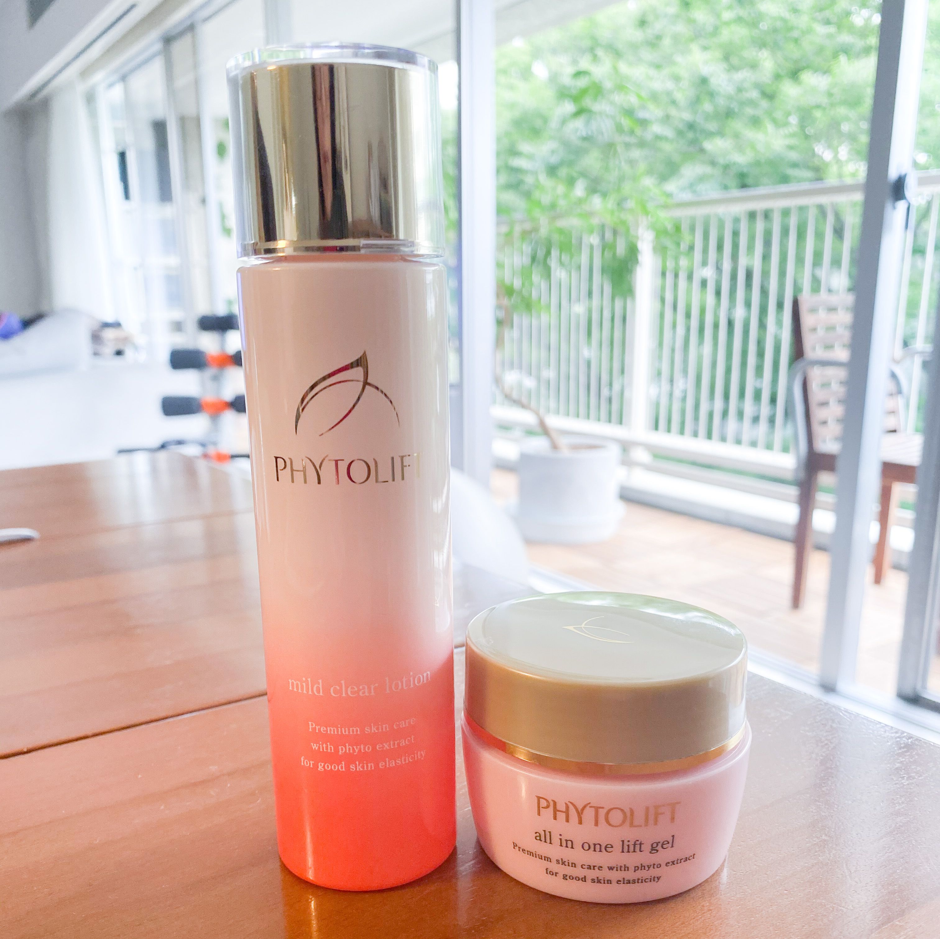 (左から)フィトリフト マイルドクリアローション 120ml ¥3,800、同 オールインワンジェル 50g ¥4,600
