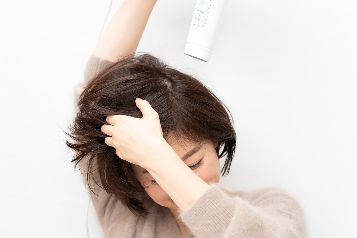 左右にとかしながら、根元からしっかり乾かす。