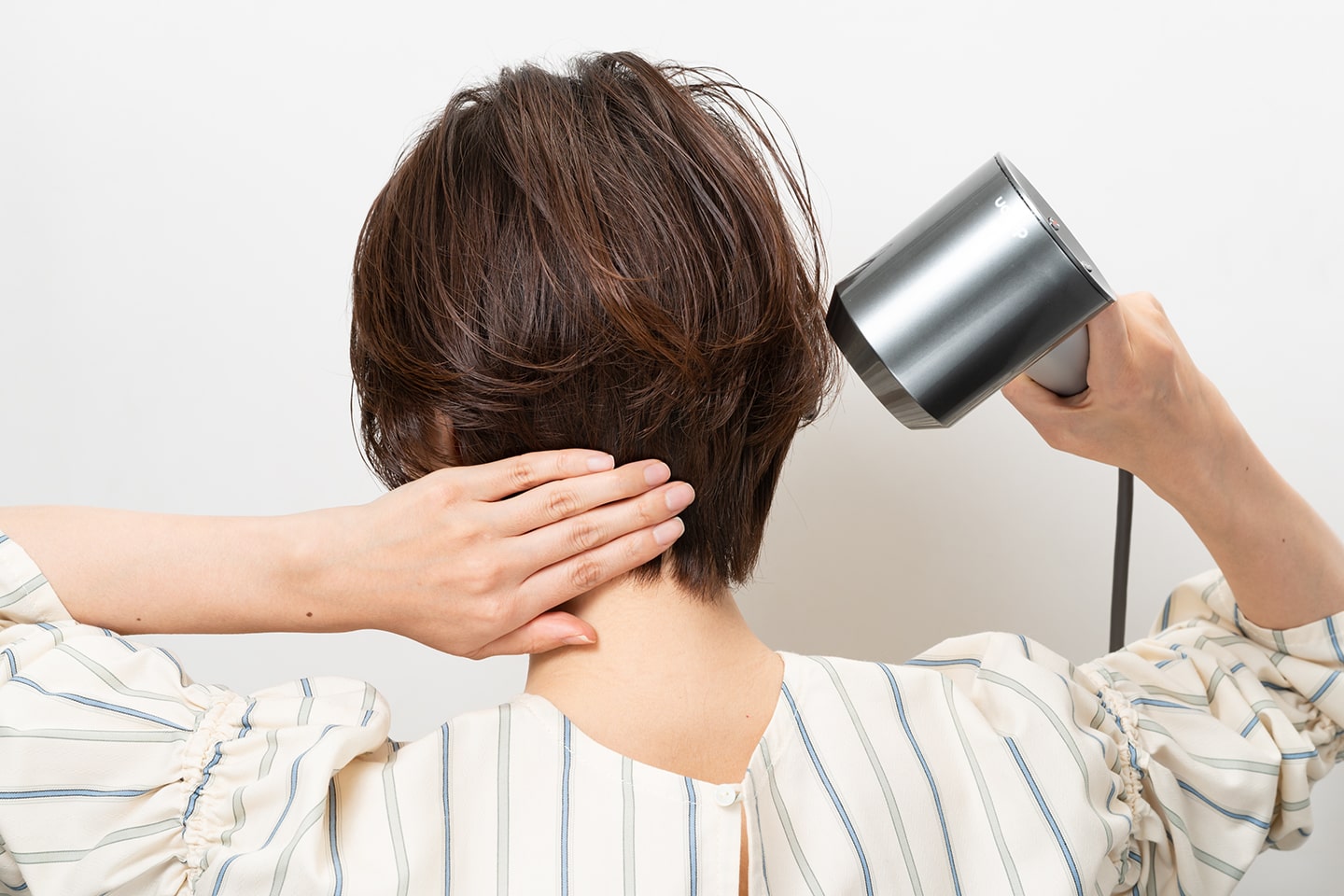 襟足の髪が膨らまないように、しっかり押さえてドライヤーを上からあてる。