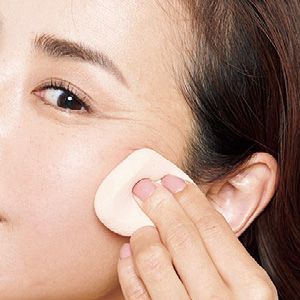 【NG】スポンジでグイグイと塗るほどカバー力ダウン。皮膚が動くほどスポンジで強くこすれば、ファンデーションを拭き取ってしまうので、塗っている意味なし。