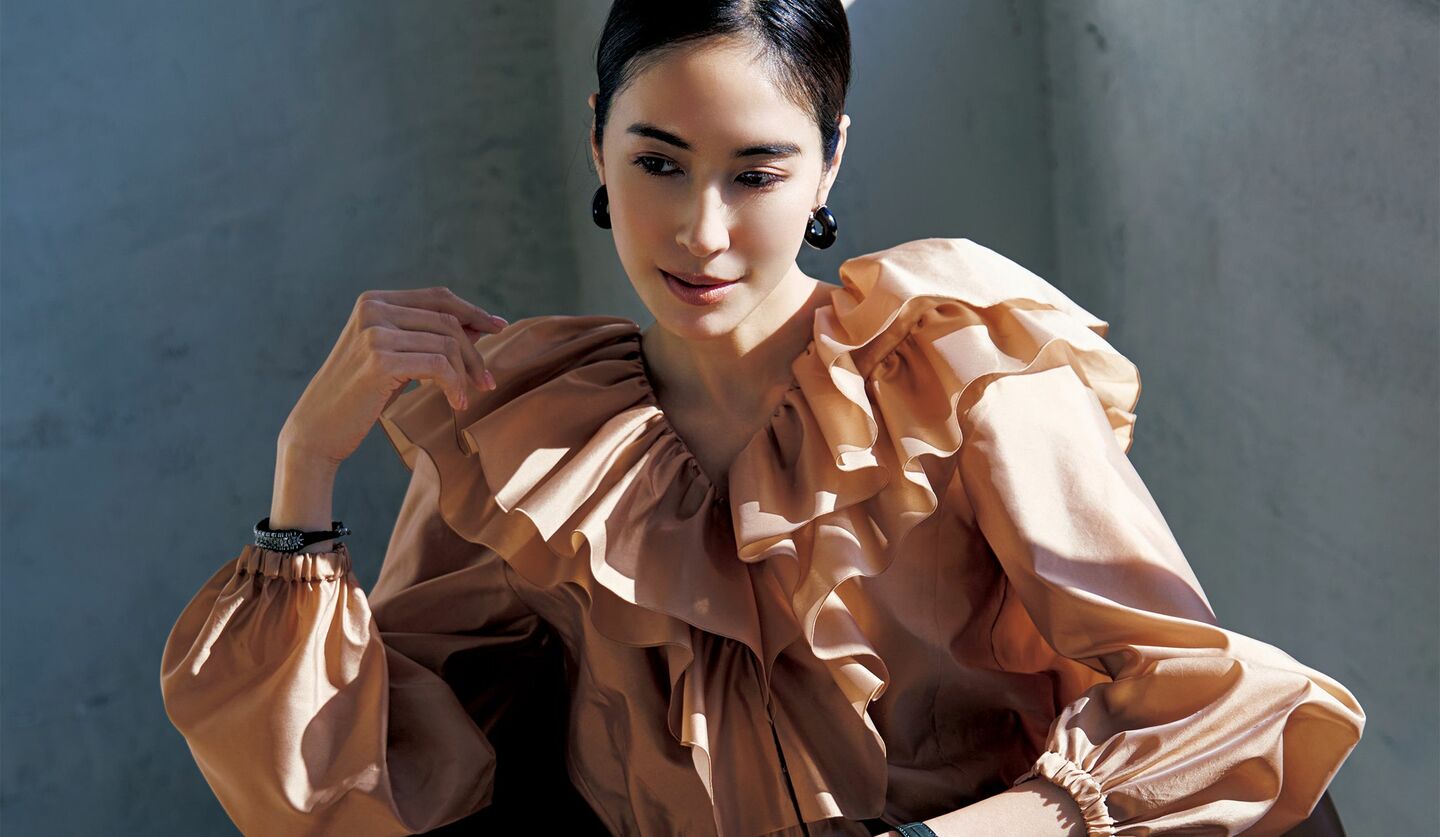 ドゥロワーのブラウスを着用したモデルの立野リカさん