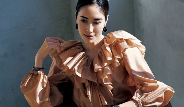 優雅な空気が漂う「ドゥロワー」のブラウス｜艶をたたえたキャラメルベージュが豊かな奥行きを奏でる