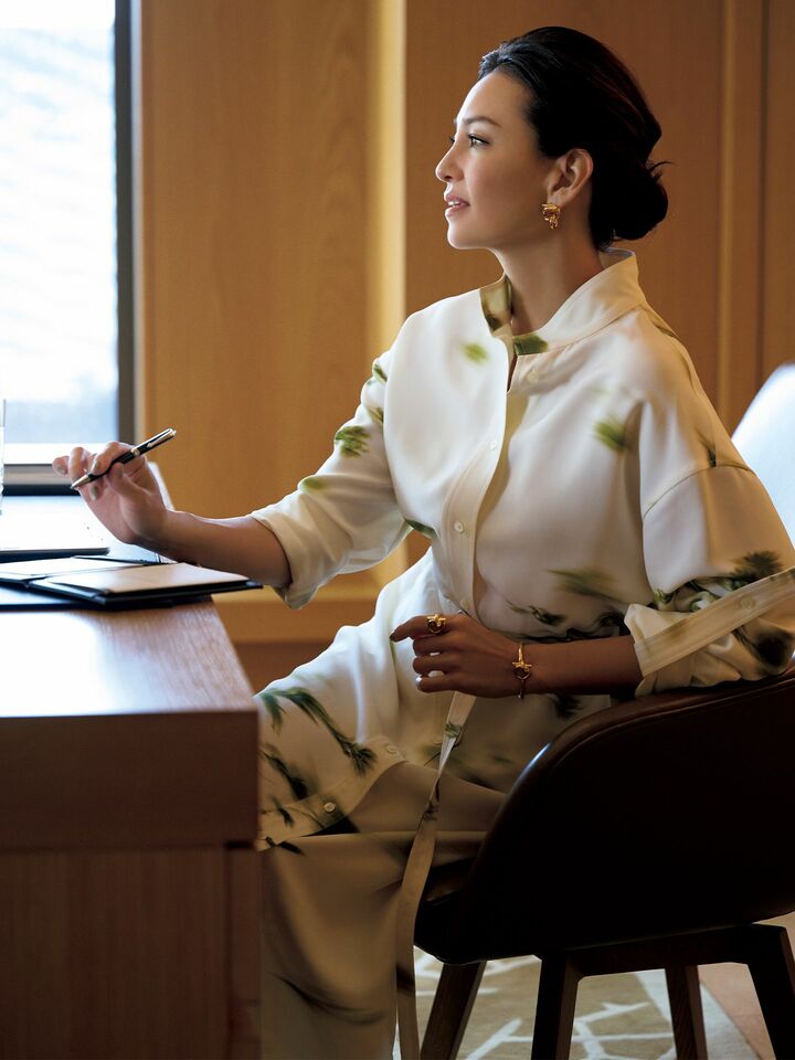 フェラガモのワンピースを着用したモデルのRINAさん