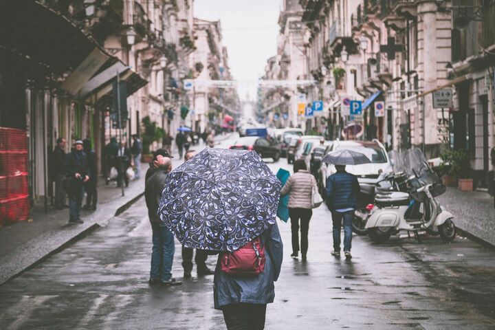 雨の日のすれ違いマナー