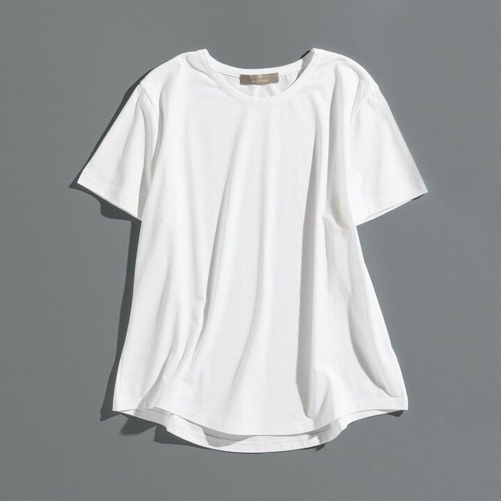 白Tシャツ￥23,000／サイズ展開：38～44（イタリアサイズ）［コットン×ポリウレタン］（クルチアーニ 銀座店〈クルチアーニ〉）　［Precious2019年8月号148ページ］