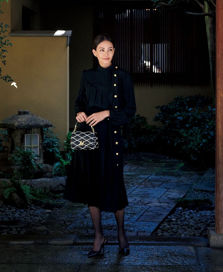ルイ・ヴィトンのワンピースを着用したモデルのRINAさん