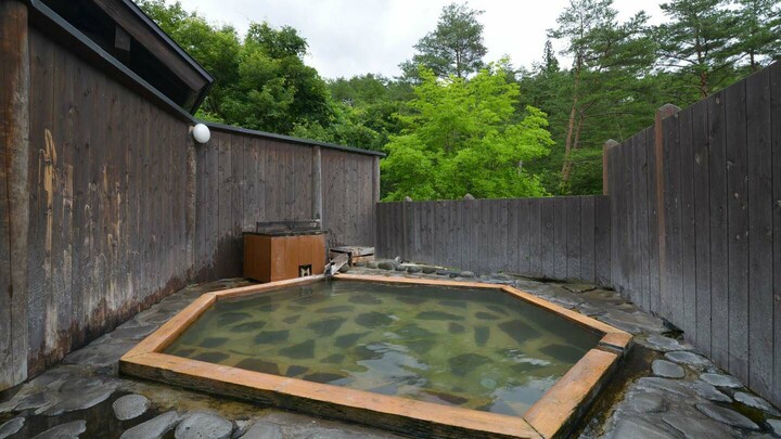 宮城県「うなぎ湯の宿 琢ひで」の露天風呂「亀の湯」。