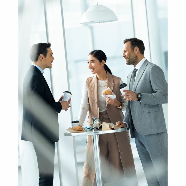 ロングジレ￥110,000・ハイウエストパンツ／共布ベルト付き￥69,000（三喜商事〈イレブンティ〉）、ニット￥52,000（トラデュイール）、時計￥2,310,000（ソーウインドジャパン〈ジラール・ペルゴ〉）、ネックレス［長］￥941,000・［短］￥1,223,000・ブレスレット￥1,470,000・リング￥390,000（ポメラート･ジャパン）、その他／私物