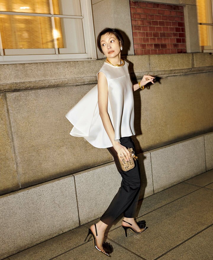 「M・fil」のブラウスと「エステータ」のパンツを着用したモデルの太田莉菜さん
