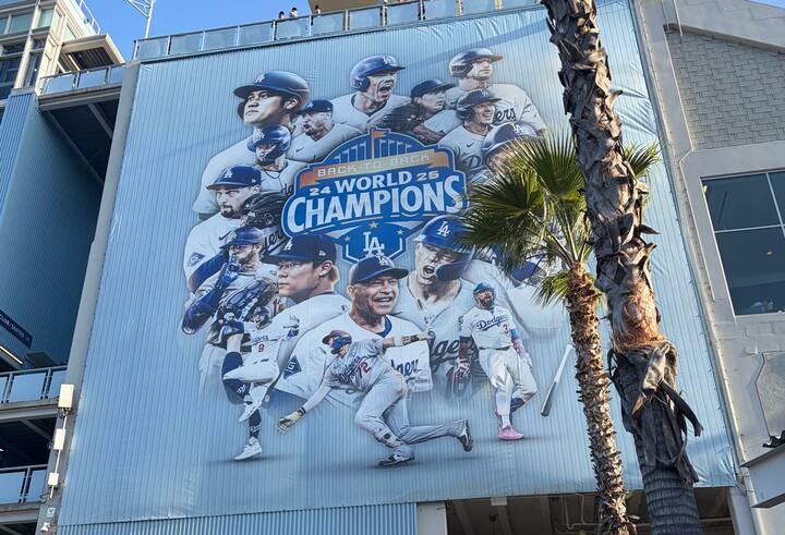 ドジャースタジアムの壁画