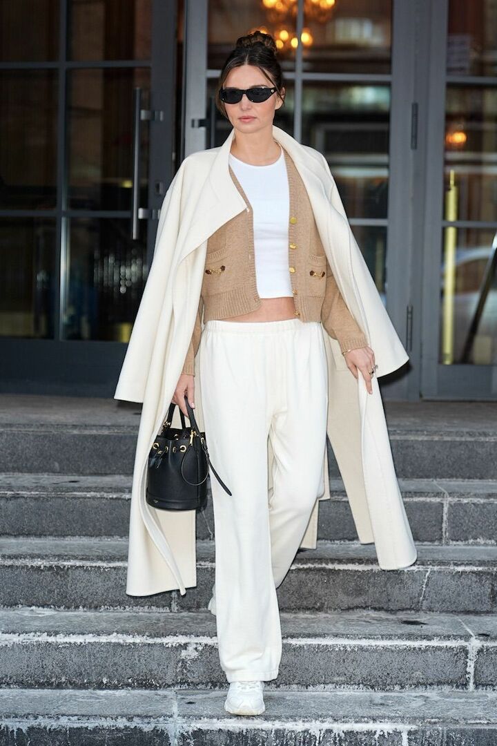 白がメインの装いには、生き生きと見えるアップヘアスタイルがマッチ。