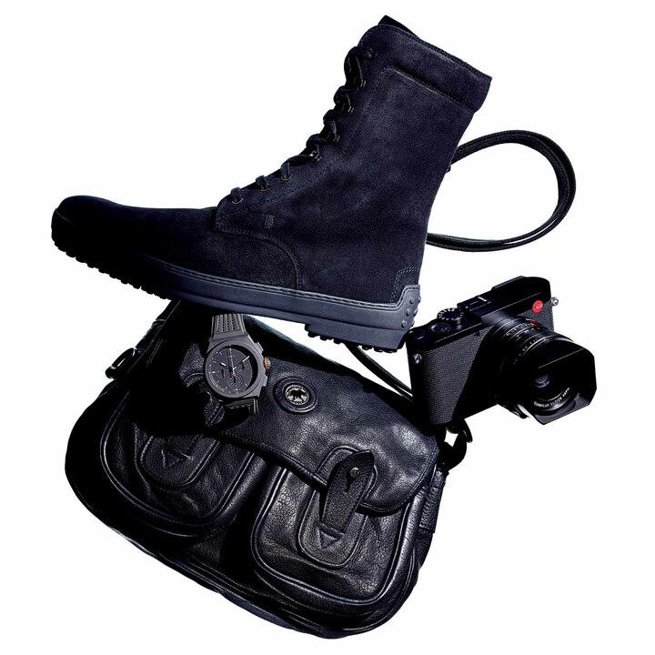 時計￥1,470,000（LVMH ウォッチ・ジュエリー ジャパンゼニス） バッグ［縦19×横28×マチ6 cm］￥145,000（ハンティング・ワールド青山店） カメラ￥680,000（ライカカスタマーケア） 靴￥89,000（トッズ・ジャパン）