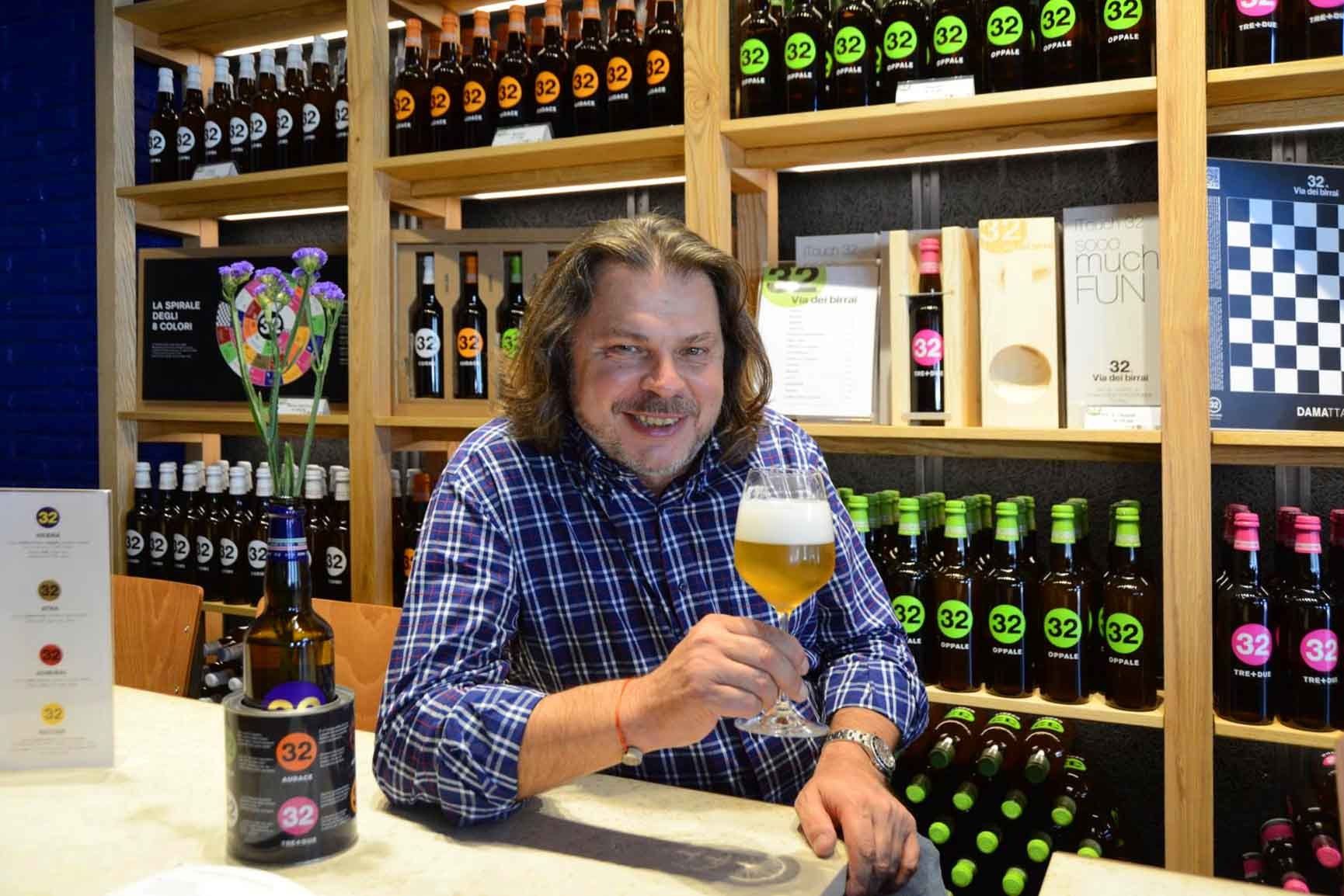 この顏にぴんと来た人はイタリア・ビール通だ。世界中の試飲会に出かけては「トレンタドゥエ」をアピールするロレーノ