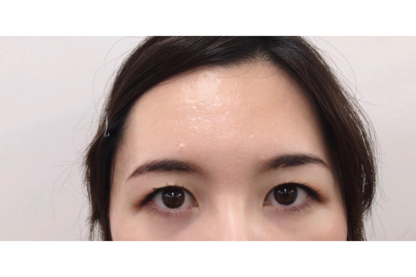 WebディレクターA、普段の眉メイクは左右非対称になりがちなのがお悩みです。これはBeforeの状態