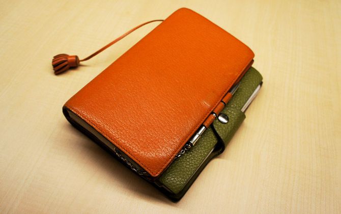 エルメスのオレンジの手帳と、グリーンのノート