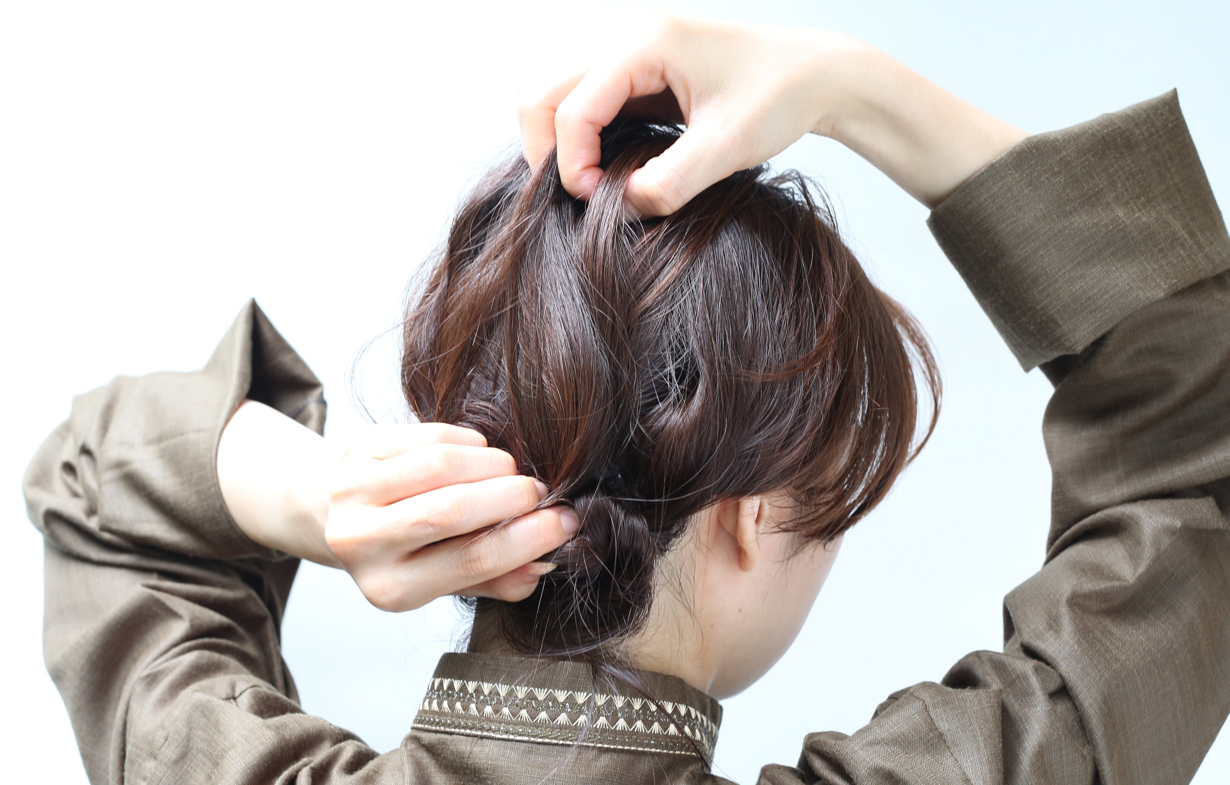 ピンで留めた部分を片手で押さえながら引き出すとバランスが取りやすい。