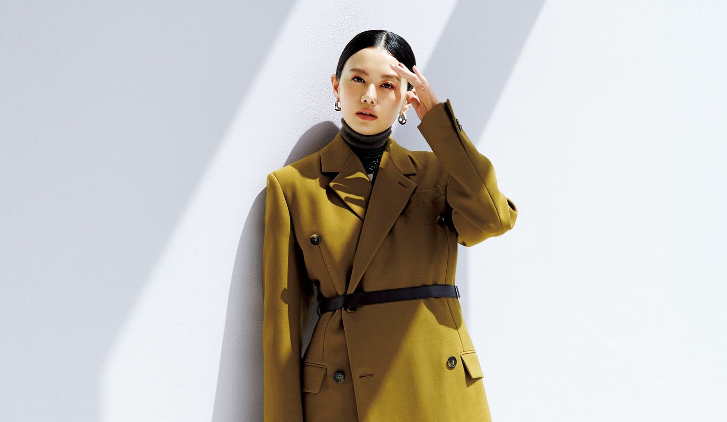 「トッズ」のジャケットトスカートを着用したモデル