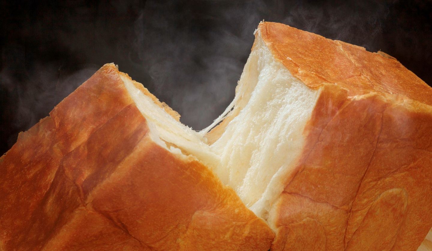 焼きたての食パンをちぎる画像