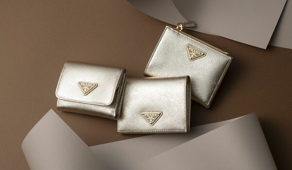 2025年最強開運日に向けてチェック!「プラダ」の新作財布|シャープな輝きを放つ新色ゴールドで、金運を引き寄せて