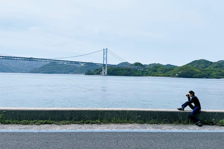 瀬戸内海の写真を撮影中の鈴木保奈美さんのカット