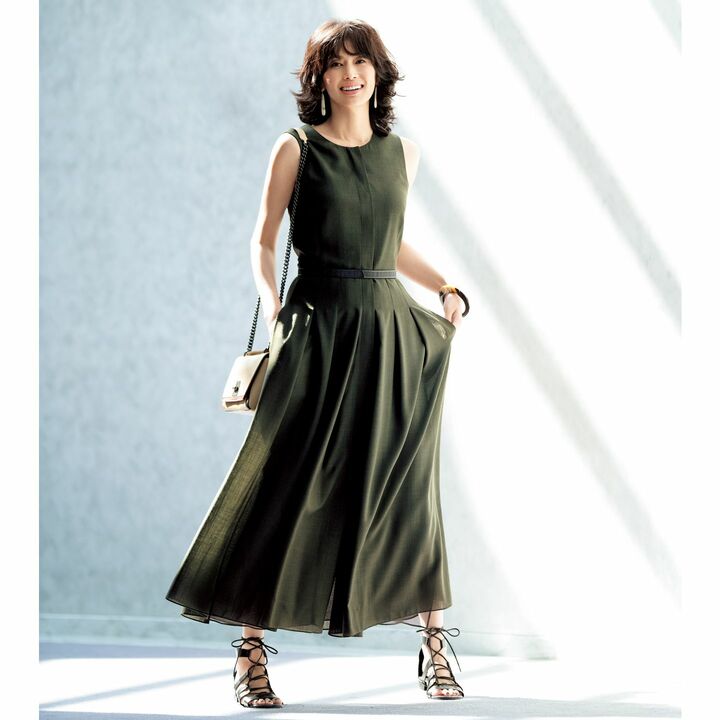 ひと目で上質さが伝わる、極上のサマーウールを用いたワンピース。カーキの色味も絶妙で、華やぎもこなれ感も授けてくれる一着。ワンピース［ホースヘアのベルト付き］￥265,000・バッグ￥179,000（アクリスジャパン〈アクリス〉）その他／私物