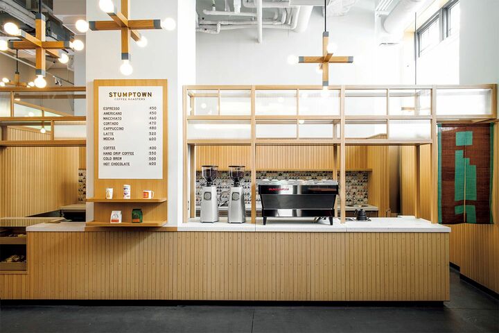 人気コーヒーショップ「スタンプタウン・コーヒー・ロースターズ」は朝7時から営業。